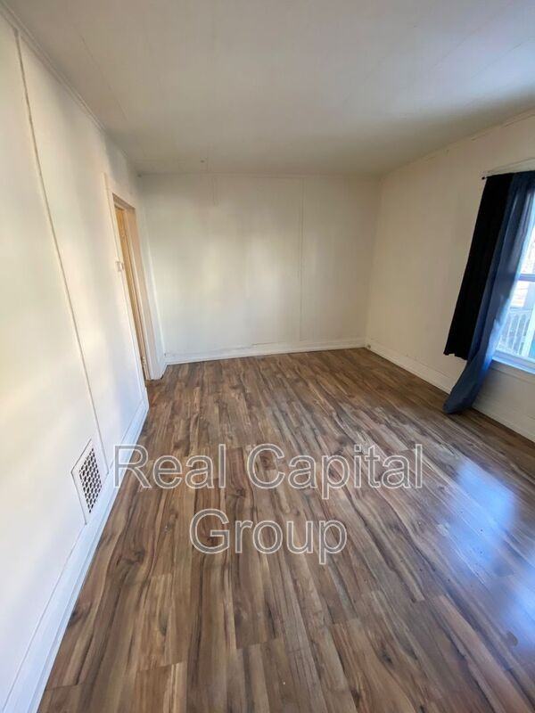 709 Townsend Pl - Photo 5 of 12