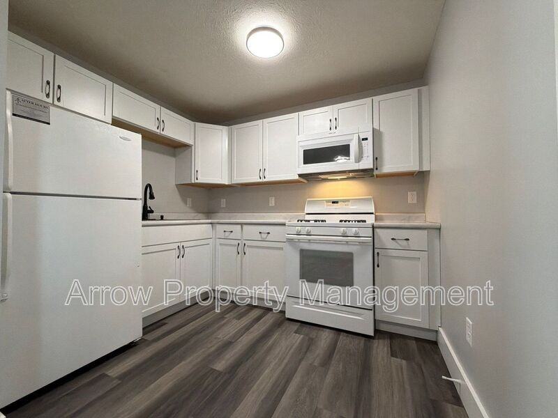 877 N 26th St #13 - Photo 4 of 9