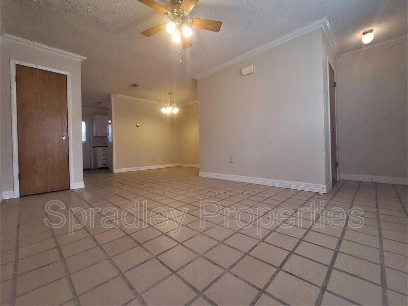 1019 N Wall St - Photo 2 of 7