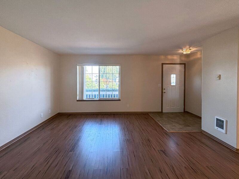 882 Smith St - Photo 3 of 28