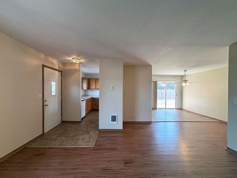 882 Smith St - Photo 4 of 28