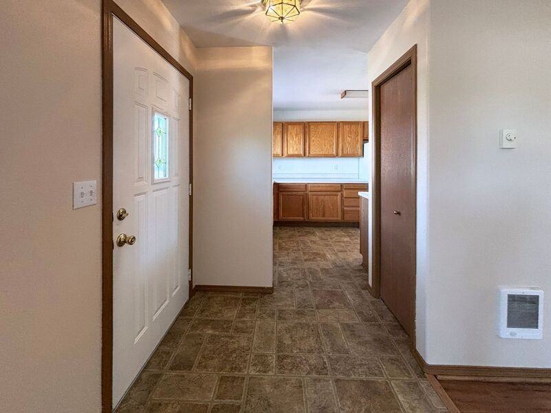 882 Smith St - Photo 5 of 28