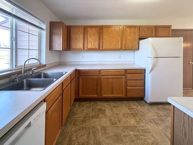 882 Smith St - Photo 6 of 28