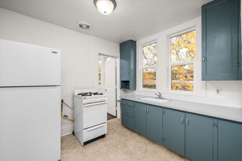 527 Monroe St #4 - Photo 4 of 22