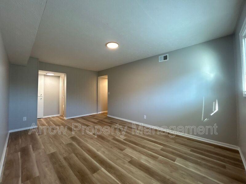 5725 S 14th St - Photo 3 of 8