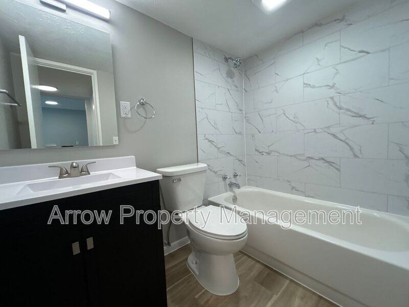 5725 S 14th St - Photo 4 of 8