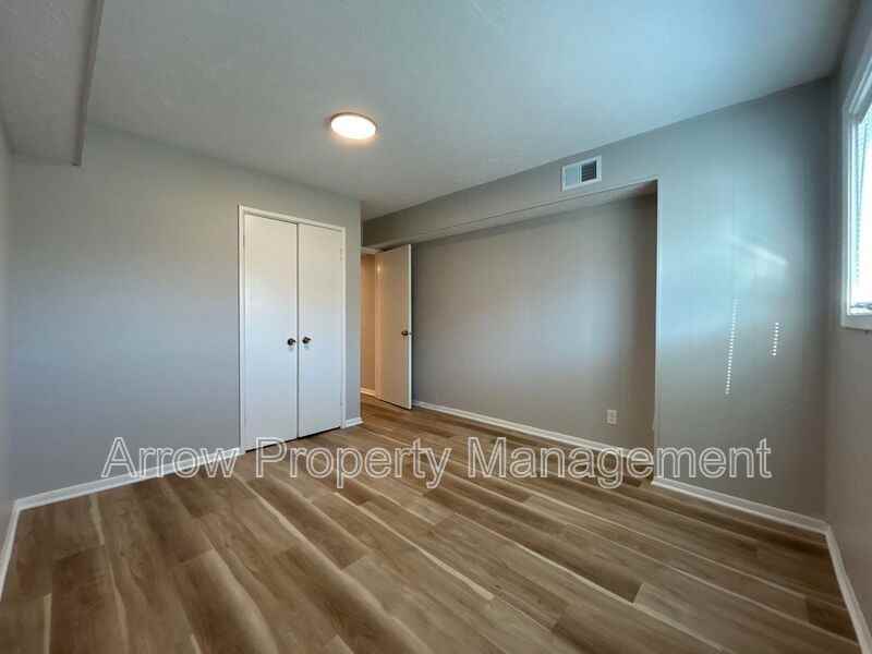 5725 S 14th St - Photo 5 of 8