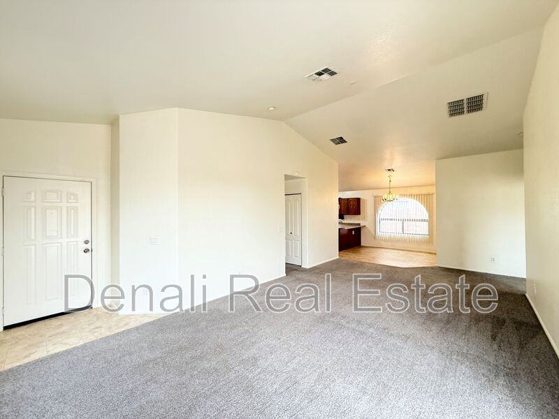 4622 W Beverly Rd - Photo 3 of 21