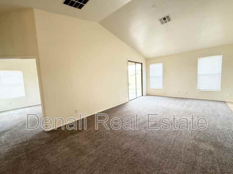 4622 W Beverly Rd - Photo 5 of 21