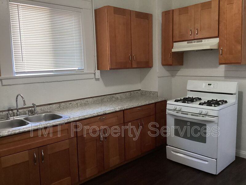 202 W Oak St - Photo 2 of 4