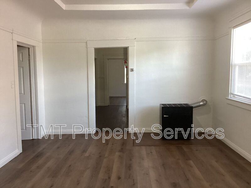 202 W Oak St - Photo 3 of 4