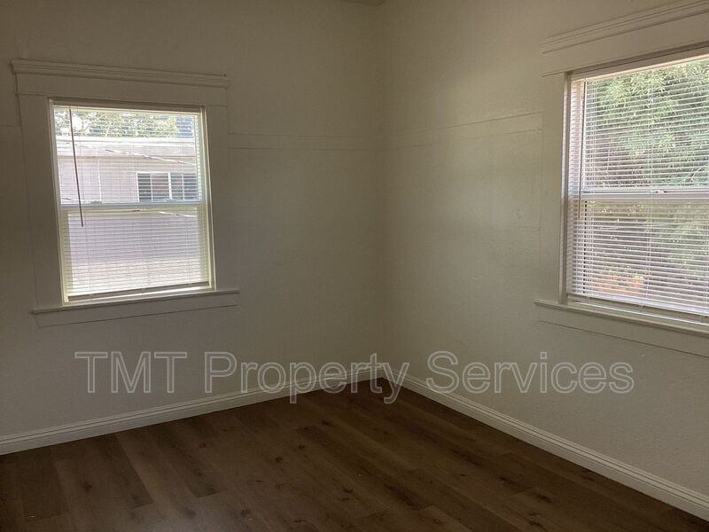 202 W Oak St - Photo 4 of 4