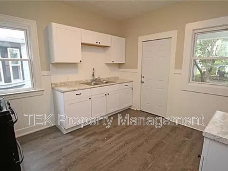 128 Roslyn St - Photo 2 of 5
