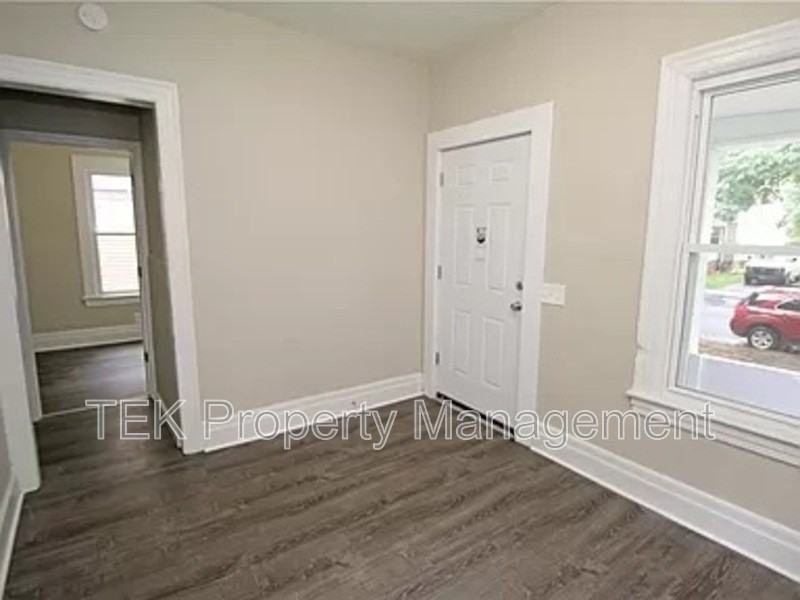 128 Roslyn St - Photo 3 of 5