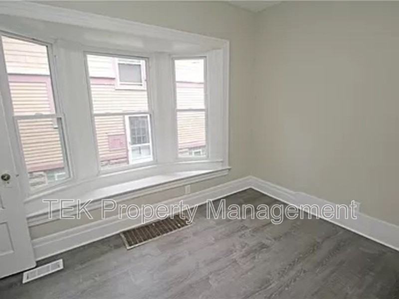 128 Roslyn St - Photo 4 of 5