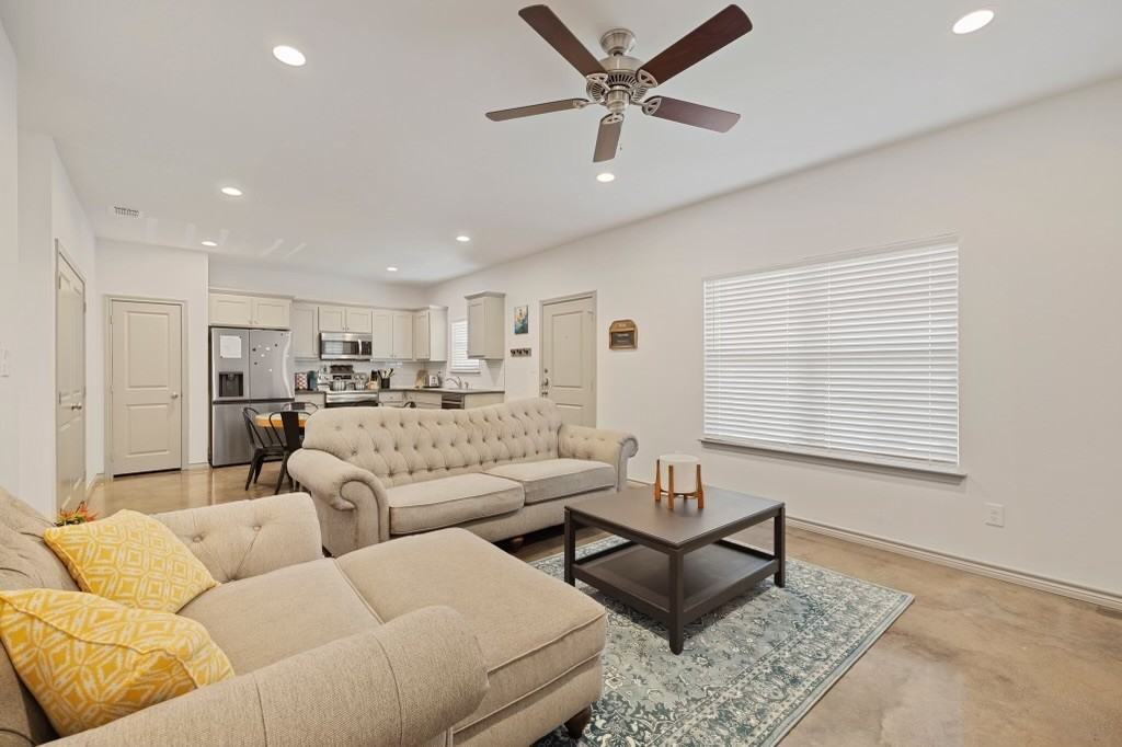 10071 Shadow Wood Circle - Photo 4 of 38