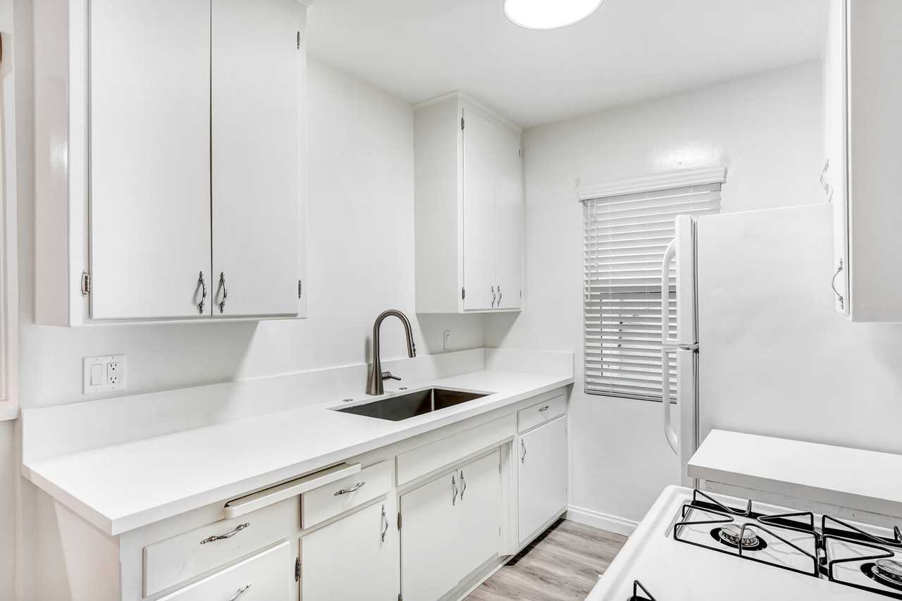 1231 12th St. in Santa Monica.  Steps to Wilshire Blvd! - Photo 2 of 3