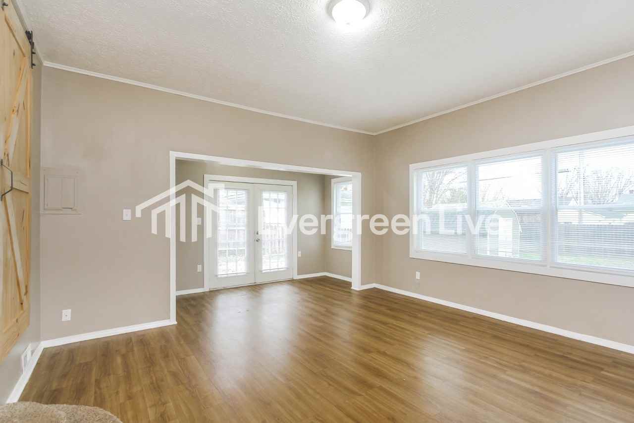 438 N 14th Ave - Photo 4 of 15