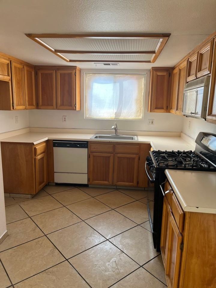 2142 18th Ave - Photo 2 of 19