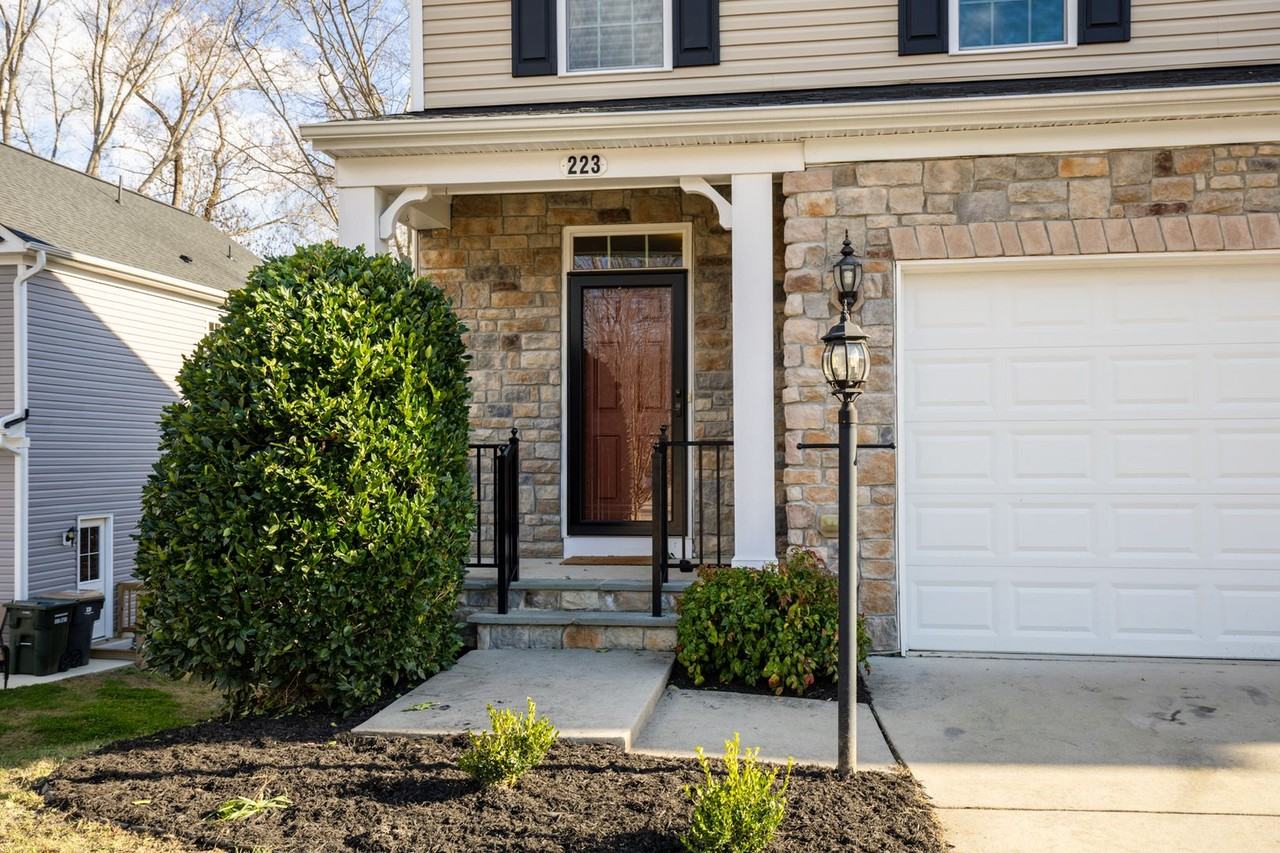 223 Bethune Dr - Photo 4 of 48