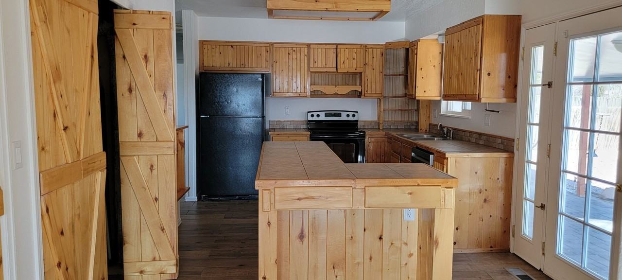 720 Yarbrough St - Photo 6 of 35