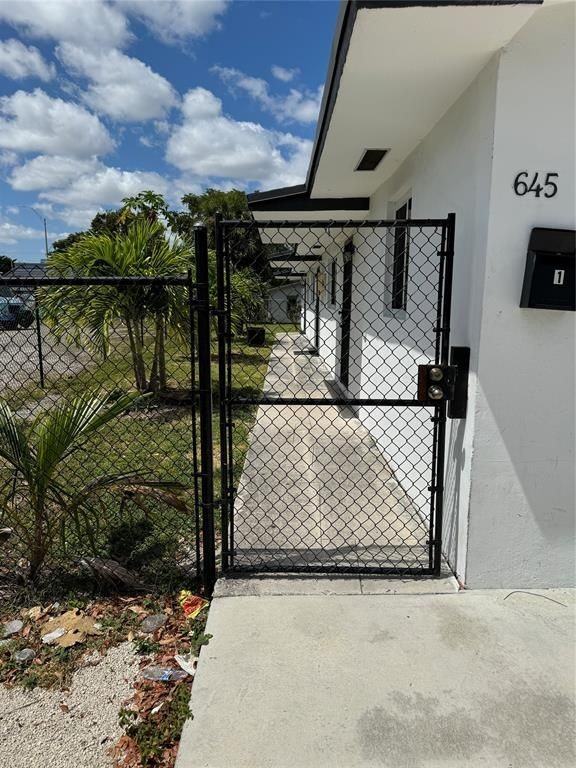 645 Nw 11th St - Photo 3 of 22