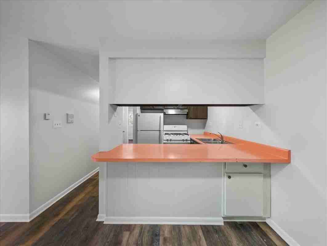 126 W Washington St - Photo 5 of 14