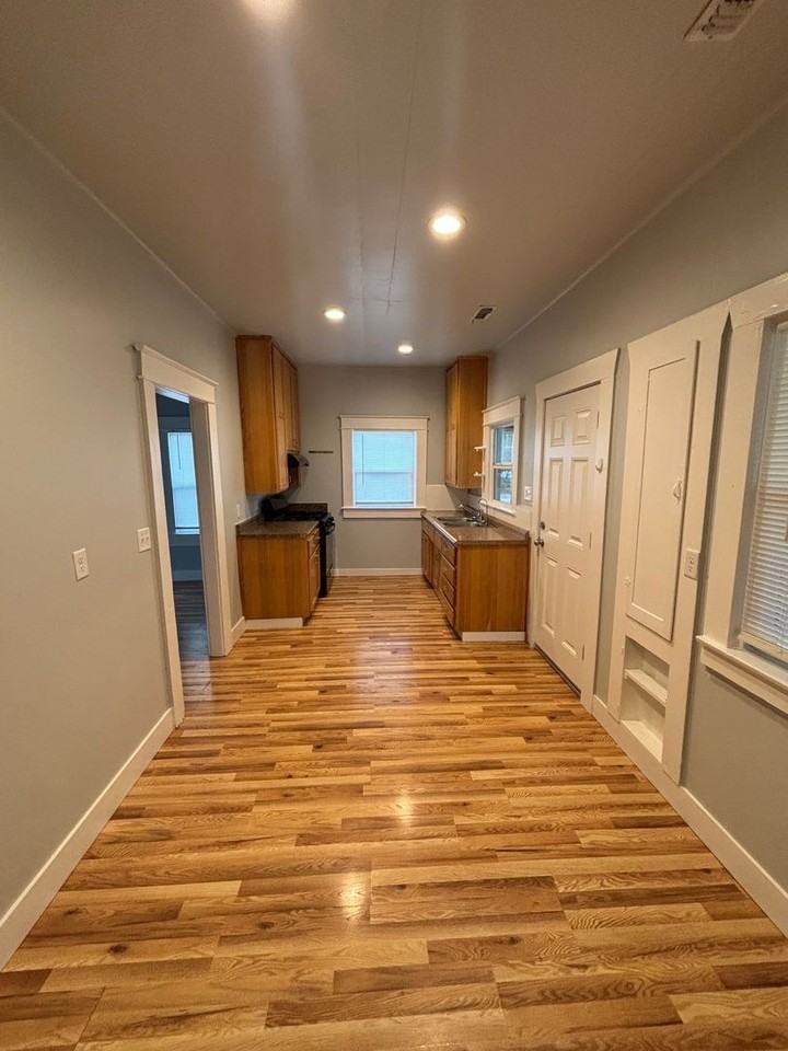 705 E Wood St - Photo 5 of 8