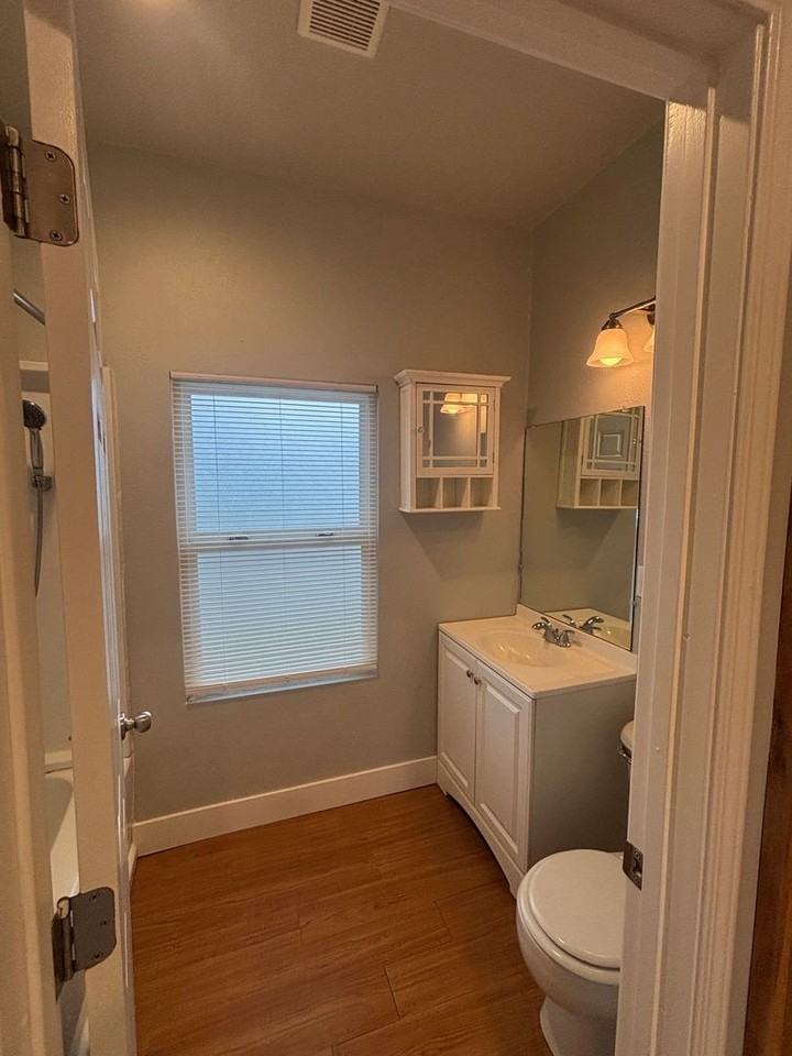 705 E Wood St - Photo 6 of 8