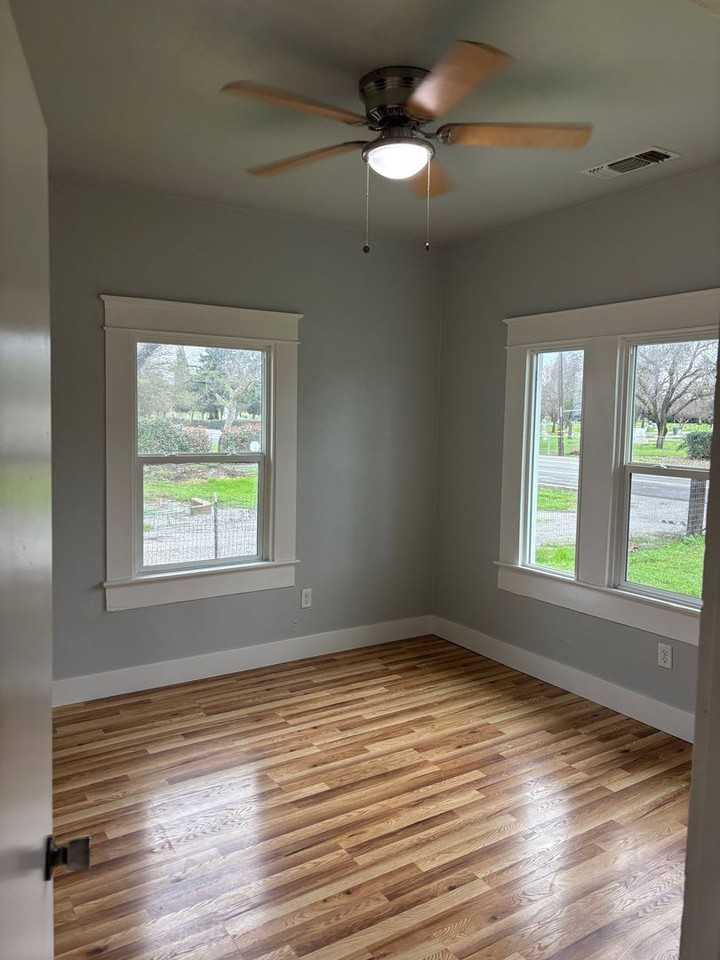 705 E Wood St - Photo 7 of 8