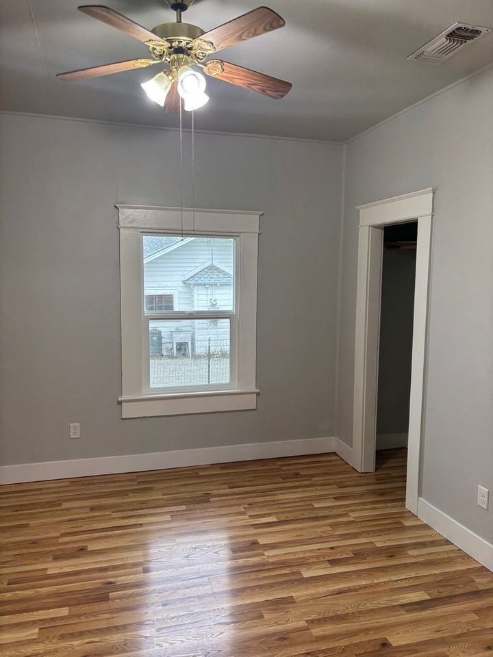 705 E Wood St - Photo 6 of 8