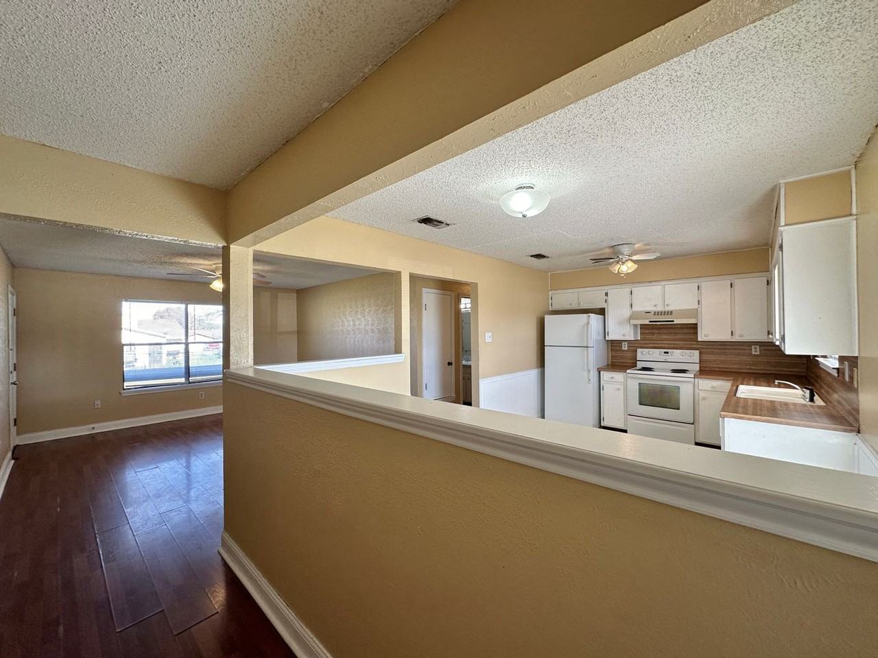 2101 Spicewood Dr - Photo 2 of 20