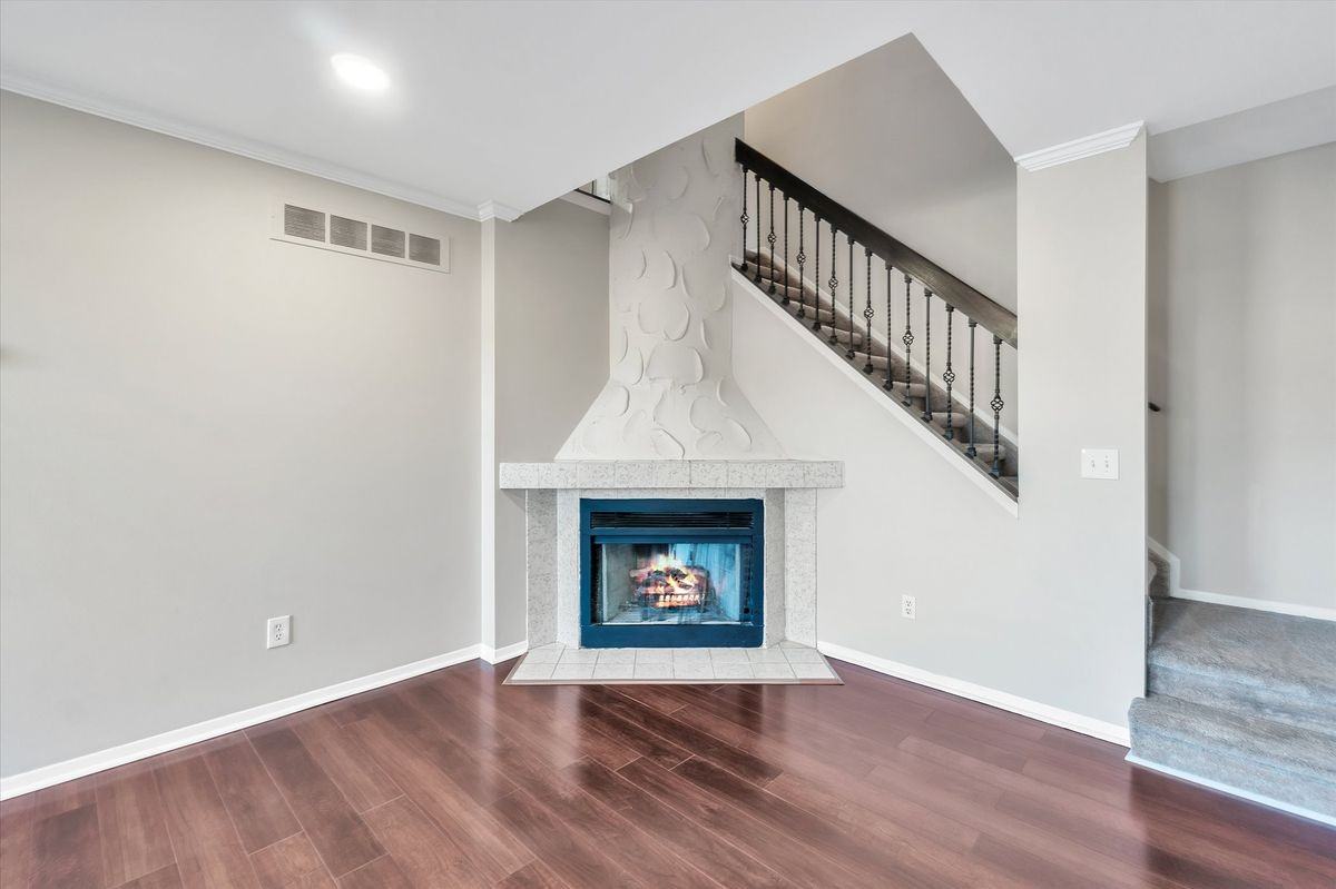 22224 Edgewater - Photo 4 of 33