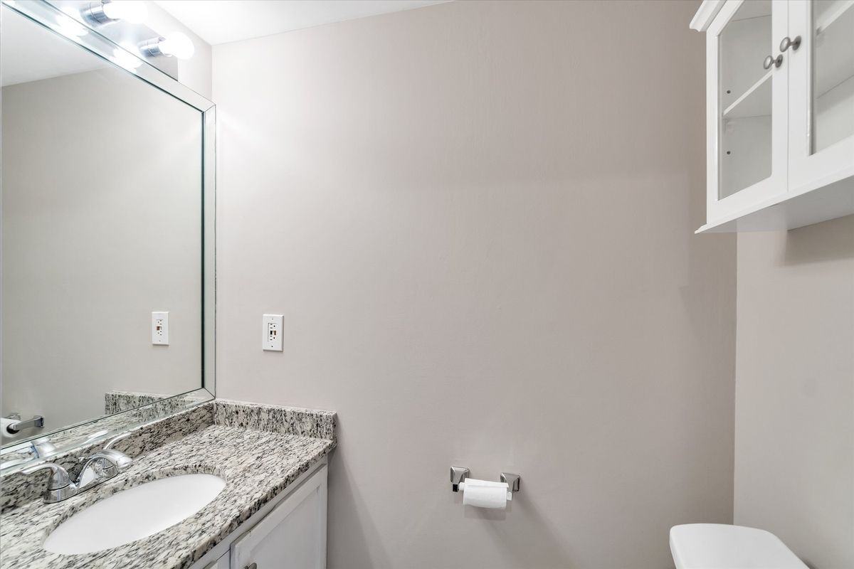 22224 Edgewater - Photo 6 of 33