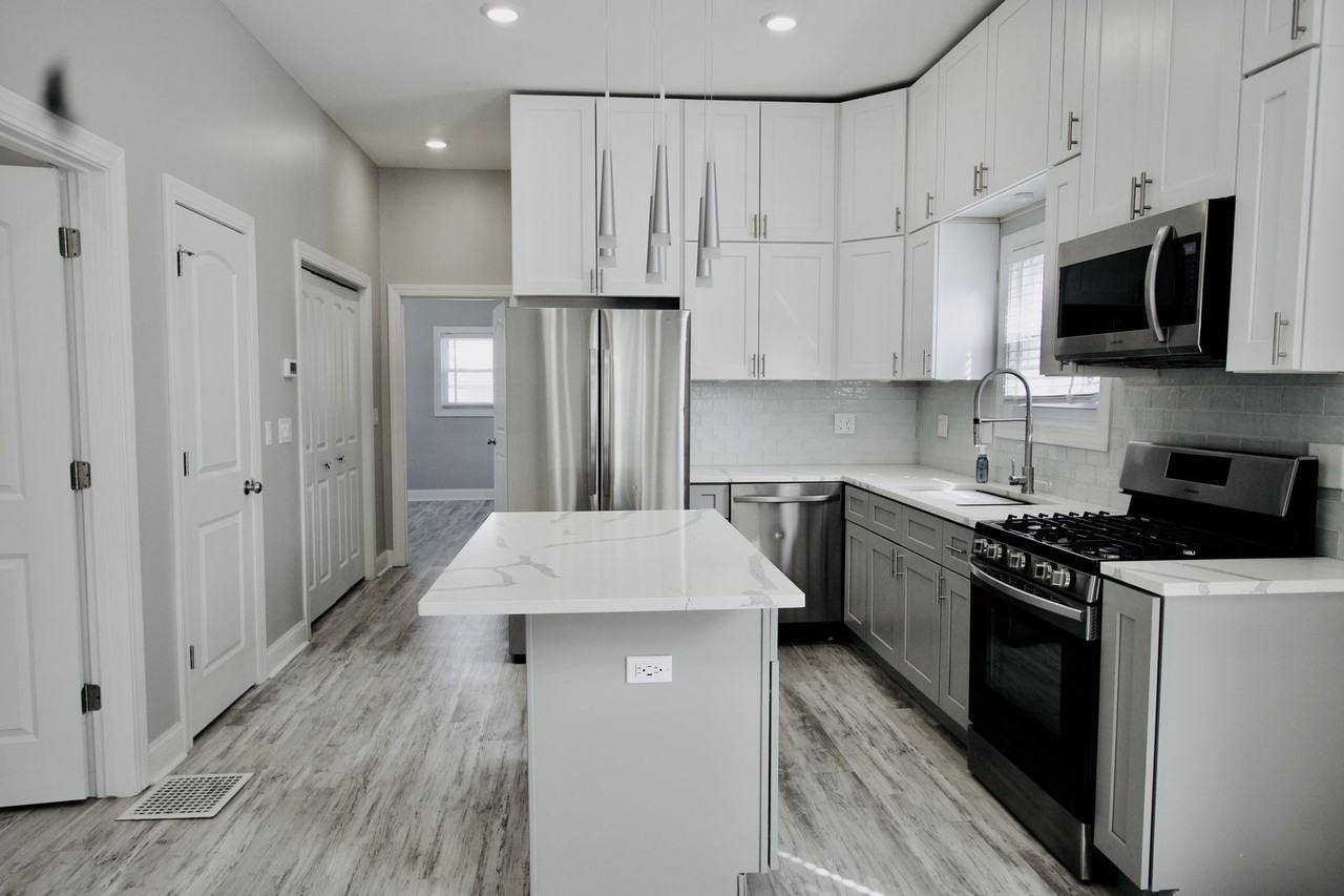 1007 N Madison St - Photo 4 of 16