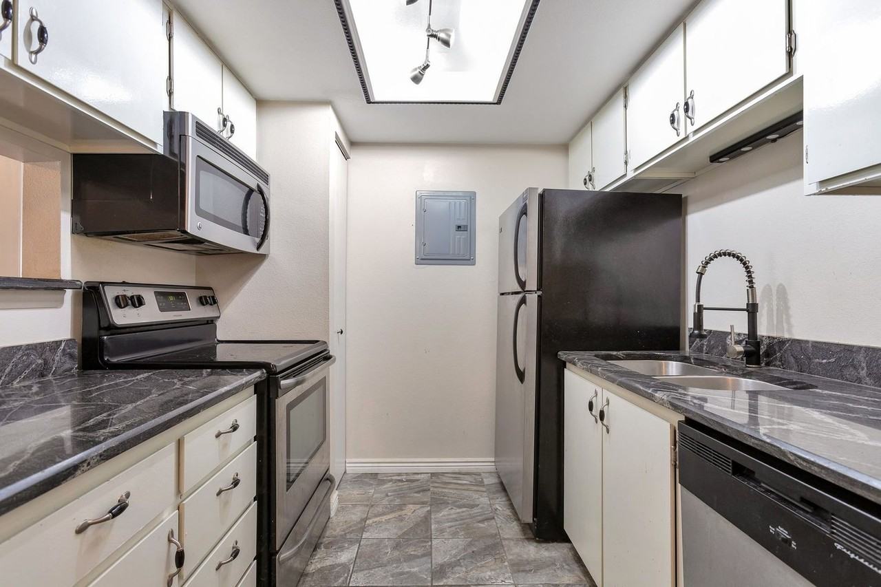 1871 S Pitkin Cir #B - Photo 4 of 31