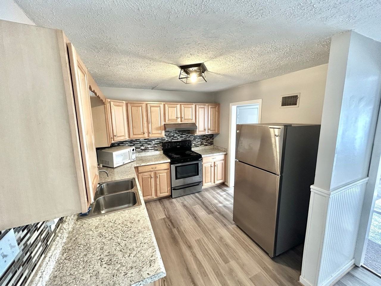 110 E Gray St - Photo 4 of 14