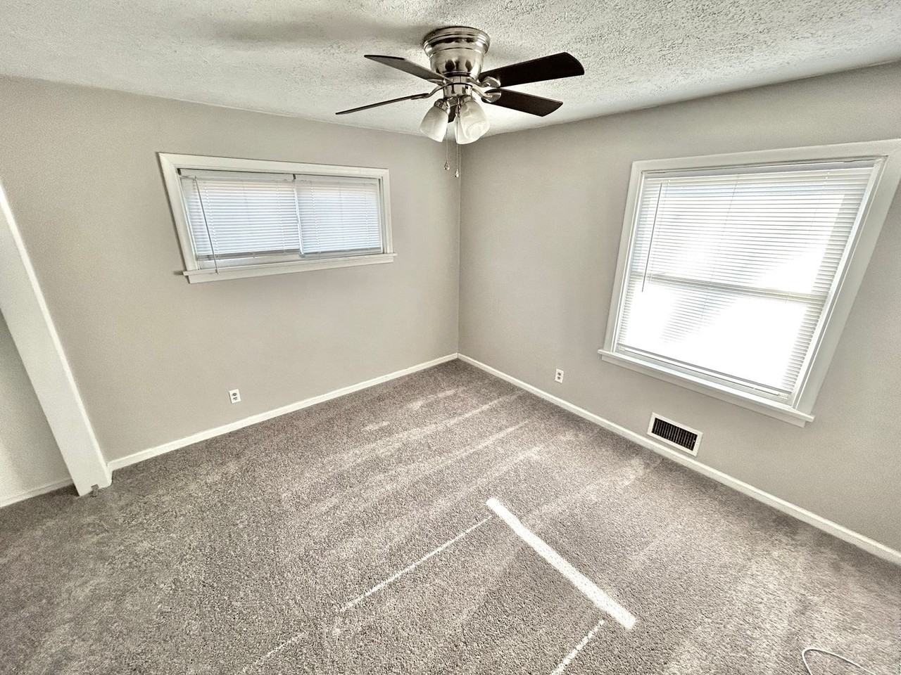 110 E Gray St - Photo 7 of 14