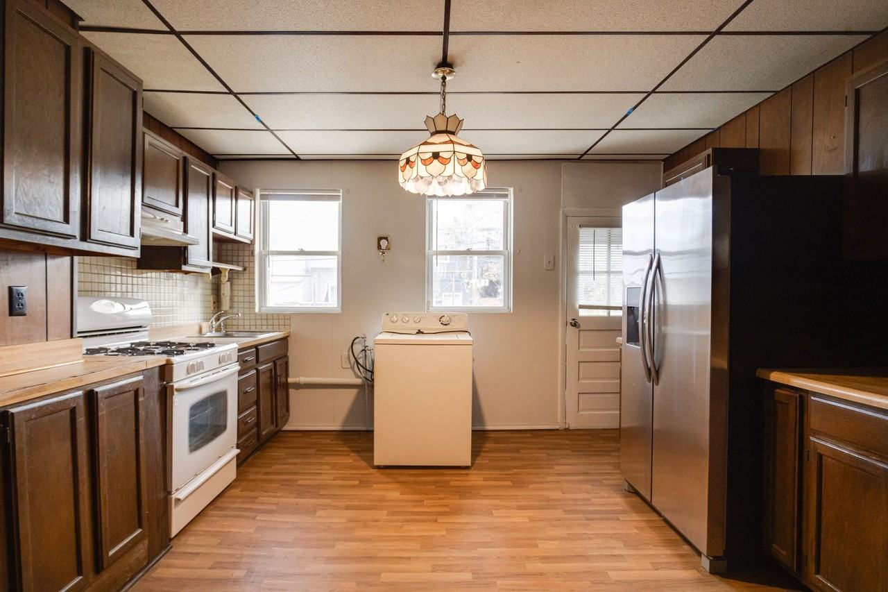 1313 James St - Photo 6 of 23