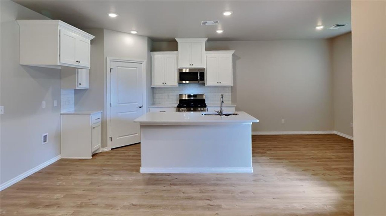 6932 Labelle Dr - Photo 4 of 17