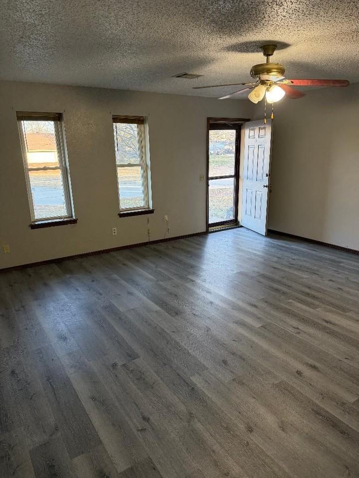 2935 Meadowview Dr - Photo 2 of 9