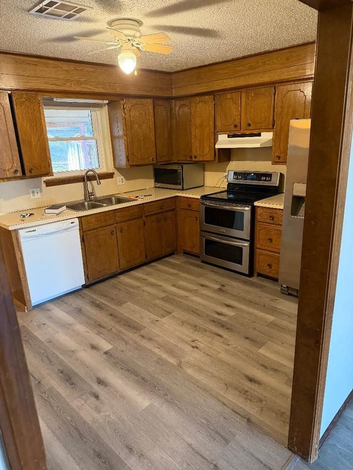 2935 Meadowview Dr - Photo 3 of 9