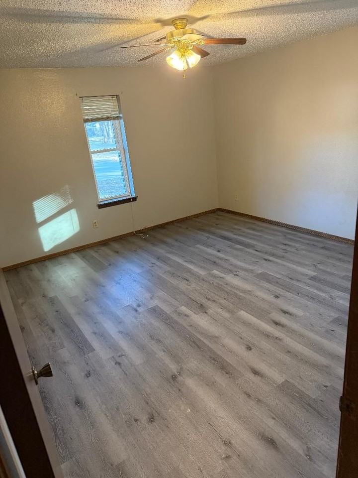 2935 Meadowview Dr - Photo 5 of 9