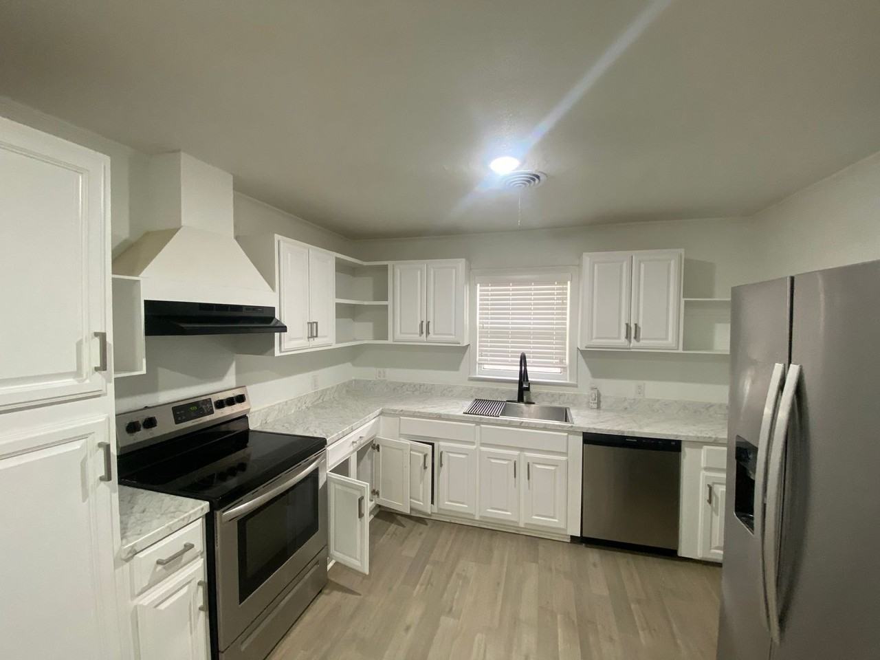 1201 Belwood Ct - Photo 3 of 10