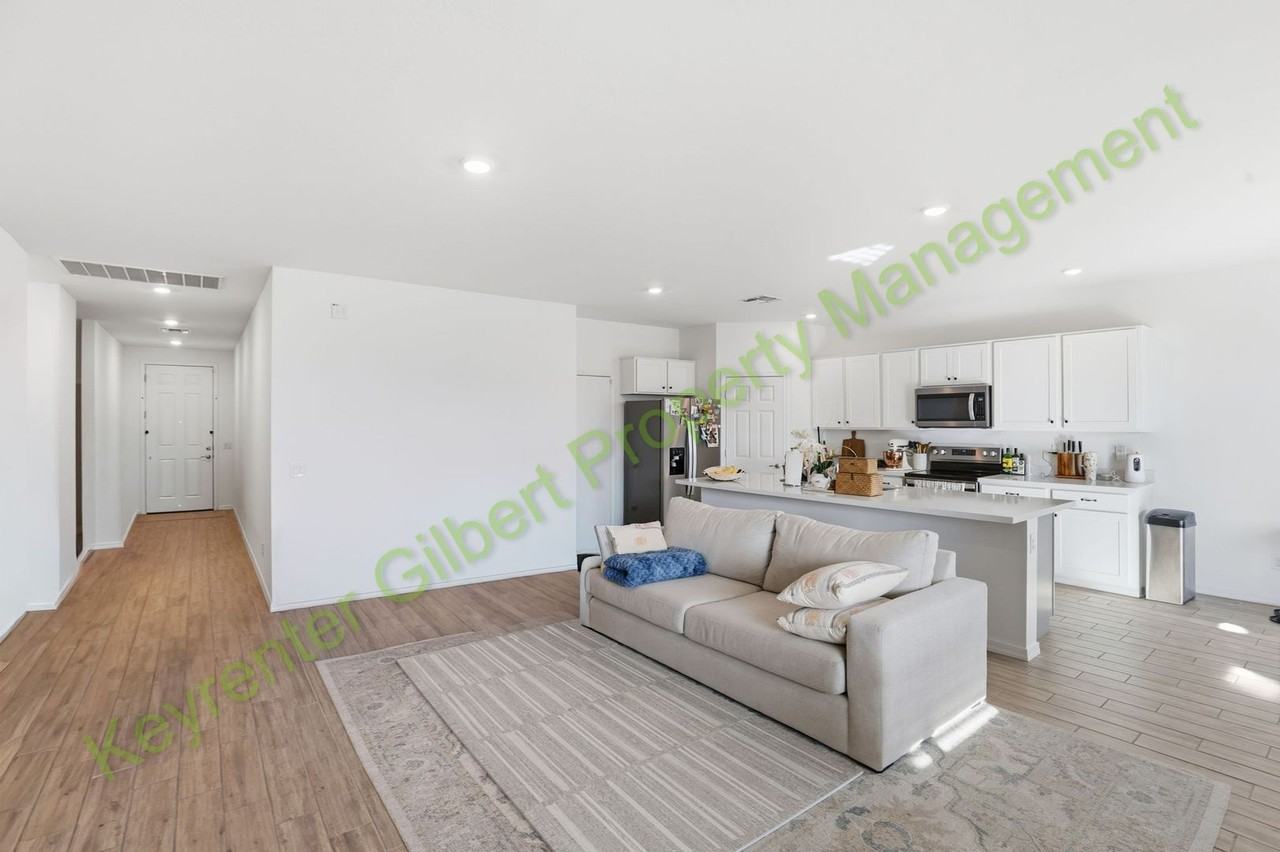 1917 E Lariat Ave - Photo 4 of 32