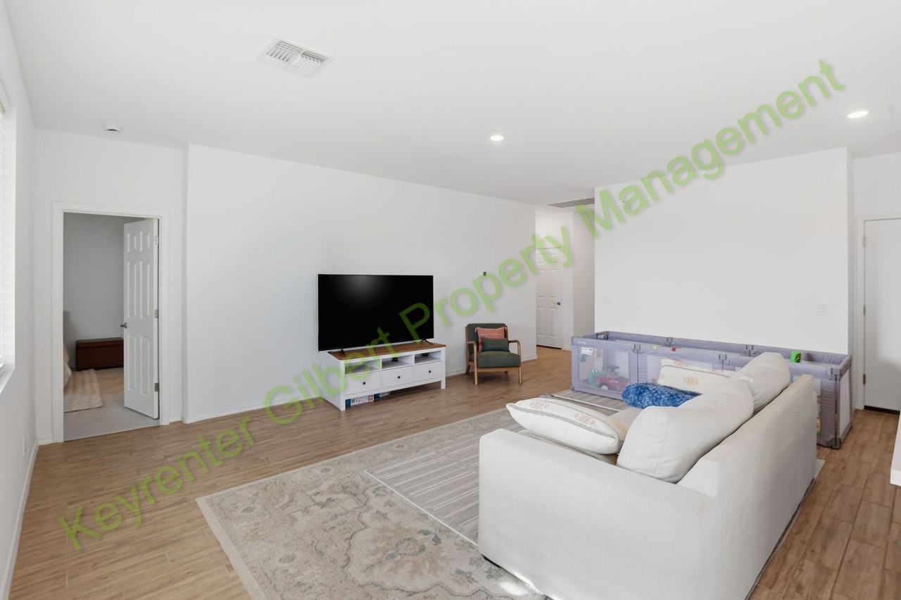 1917 E Lariat Ave - Photo 6 of 32