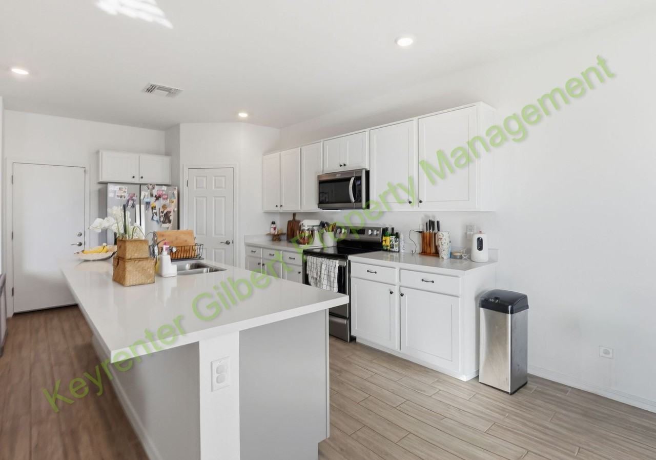 1917 E Lariat Ave - Photo 7 of 32