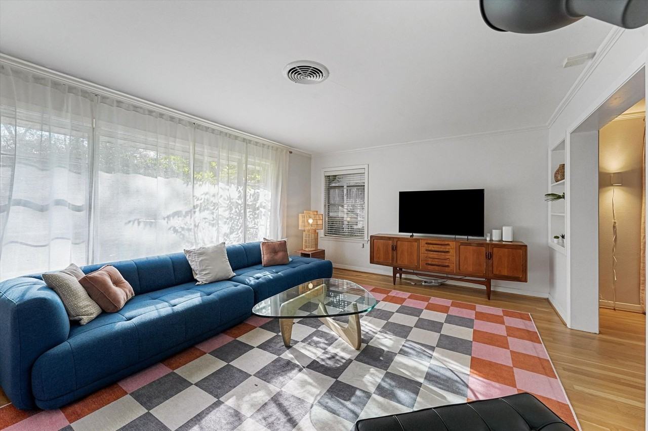 2052 Addison Rd - Photo 2 of 18