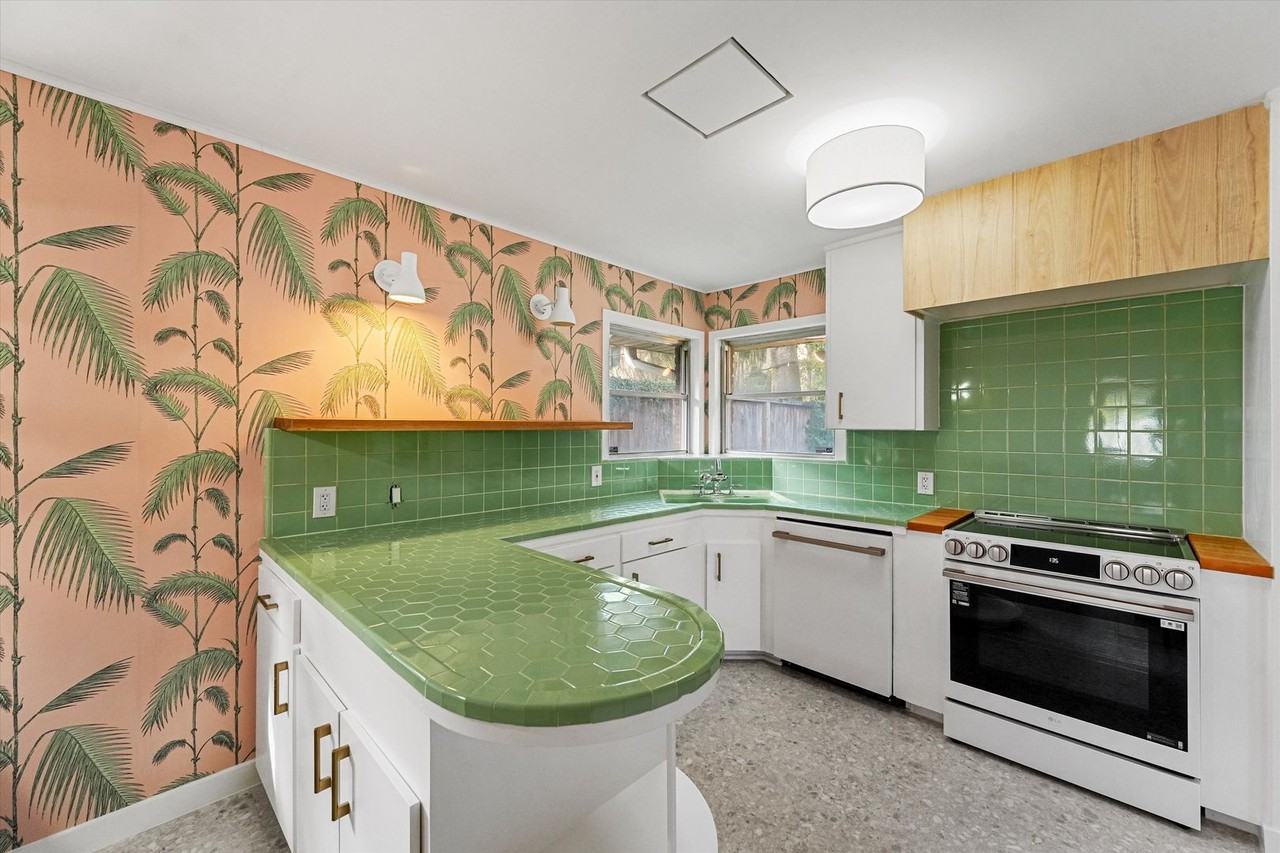 2052 Addison Rd - Photo 3 of 18