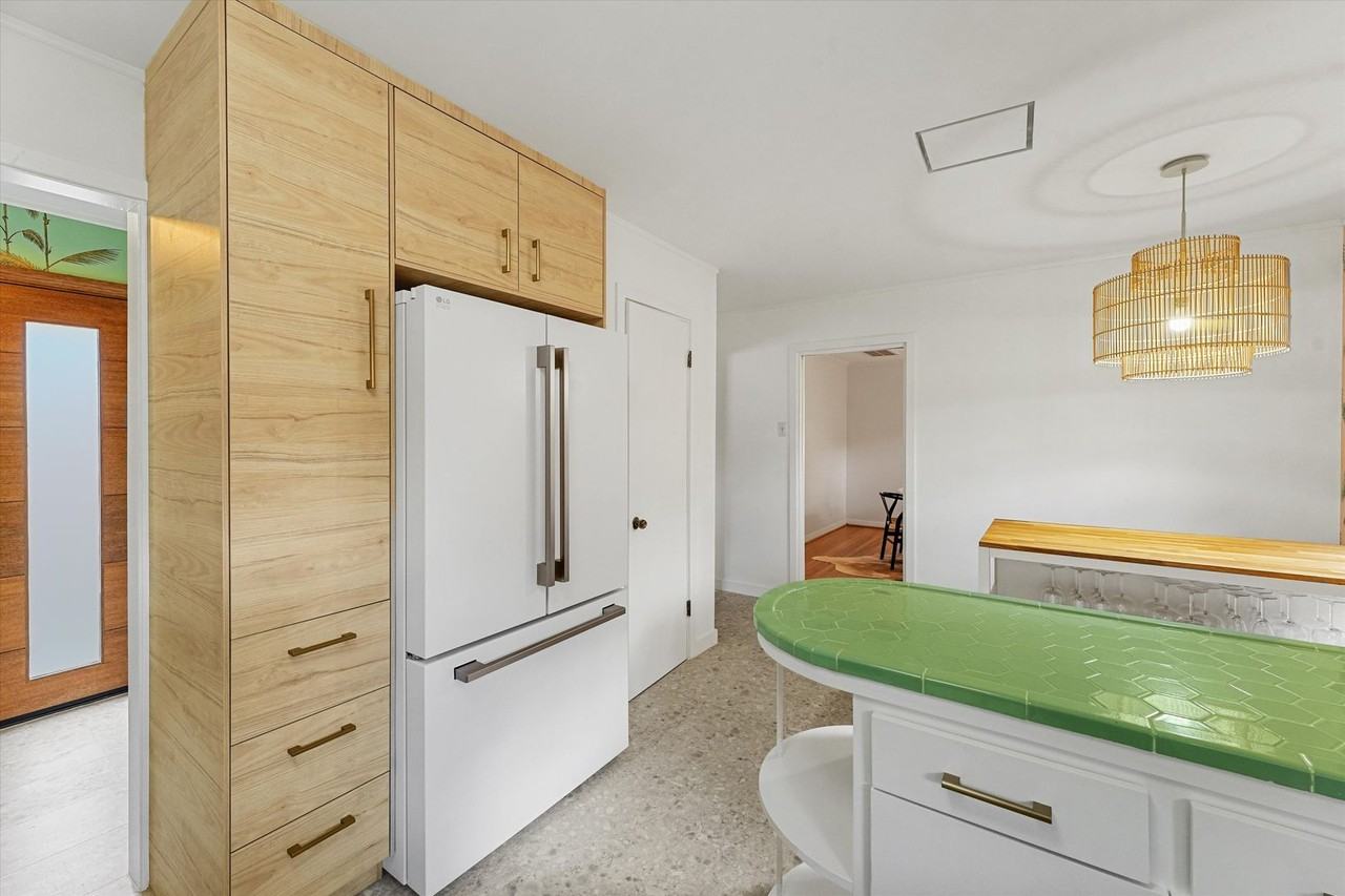 2052 Addison Rd - Photo 5 of 18